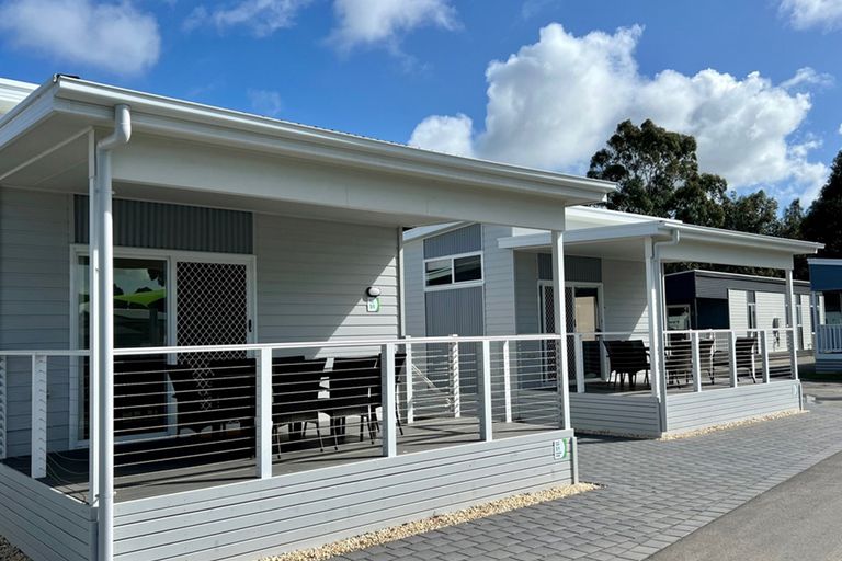 Deluxe Poolside 2 Bedroom Cabin