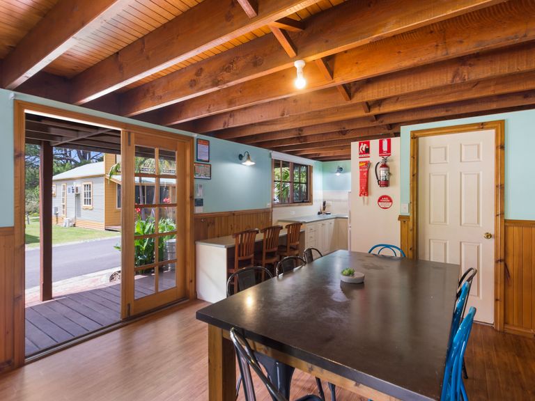 Deluxe 3BR Cabin - Olde Town Country Pub