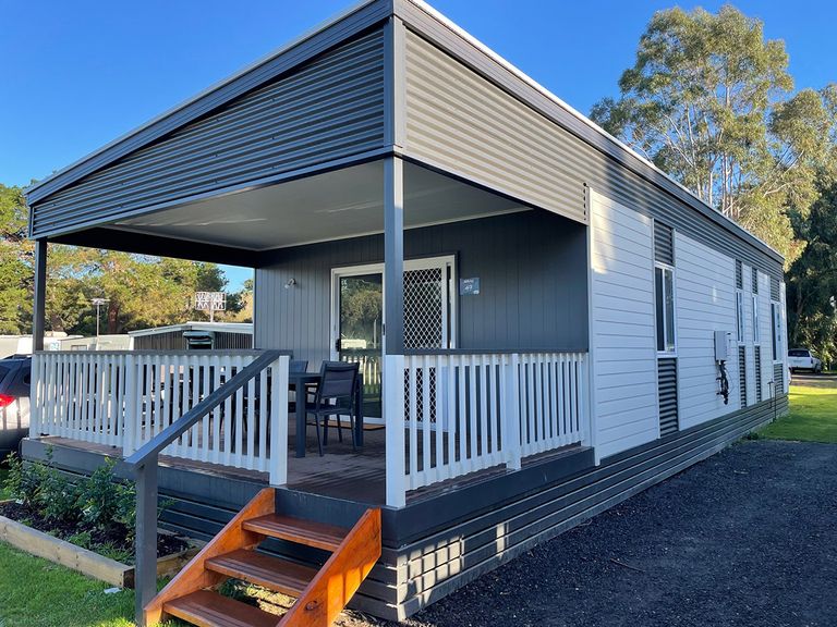 Deluxe Poolside 3 Bedroom Cabin