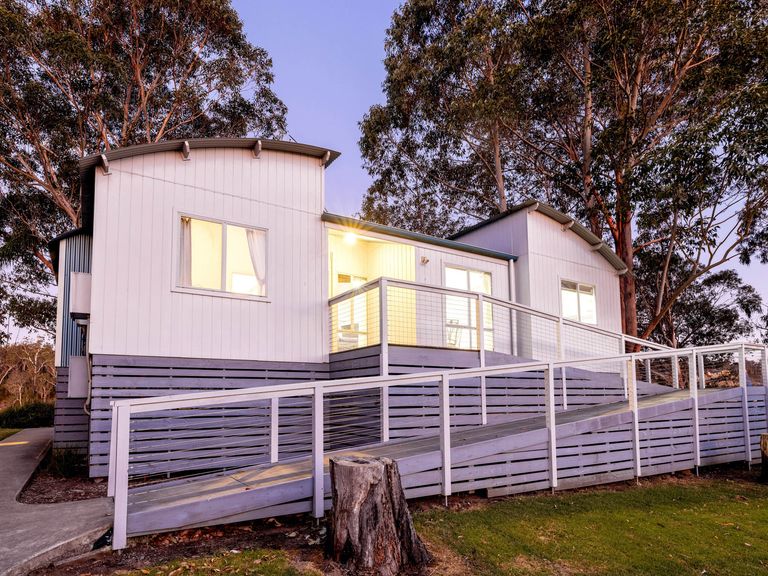 Deluxe Riverfront 3 Bedroom House